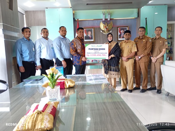 Pemimpin Bank Aceh Kantor Cabang Utama Bank Aceh, Andri Wardani menyerahkan secara simbolis deviden Bank Aceh Syariah Tahun Buku 2024 kepada Wali Kota Banda Aceh, Illiza Sa’aduddin Djamal. Penyerahan itu Turut disaksikan oleh Staf Ahli Walikota Banda Aceh, Jalaluddin, ST, MT, Asisten Administrasi Umum, Faisal SSTP, plt Kepala Badan Pengelolaan Keuangan Kota Banda Aceh, Alriandi Adiwinata. Sementara itu, dari Bank Aceh turut hadir Kepala Bagian Umum dan Human Capital, Azzumar, dan Pemimpin Bank Aceh Cabang Pembantu Balaikota, Ziad Farhad. (Foto: Humas Bank Aceh)