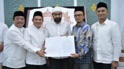 Bertepatan Malam Nuzulul Qur'an, Mualem Lauching Instruksi Gubernur untuk Wajibkan ASN dan Masyarakat Salat Fardhu Berjamaah 5 Gubernur Aceh, Muzakir Manaf didampingi Wagub Aceh, Fadhlullah, SE menyarahkan secara simbolis Instruksi Gubernur Aceh Tentang Pelaksanaan Shalat Fardhu Berjamaah Aparatur Negara Masyarakat serta pelaksanaan mengaji di satuan pendidikan se-aceh yang diterima Oleh Walikota Subulussalam, H. Rasyid Bancin serta Bupati Se-Aceh di Masjid Raya Baiturrahman, Banda Aceh, Minggu, 16/03/2025.