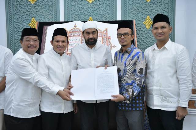 Gubernur Aceh, Muzakir Manaf didampingi Wagub Aceh, Fadhlullah, SE menyarahkan secara simbolis Instruksi Gubernur Aceh Tentang Pelaksanaan Shalat Fardhu Berjamaah Aparatur Negara Masyarakat serta pelaksanaan mengaji di satuan pendidikan se-aceh yang diterima Oleh Walikota Subulussalam, H. Rasyid Bancin serta Bupati Se-Aceh di Masjid Raya Baiturrahman, Banda Aceh, Minggu, 16/03/2025.