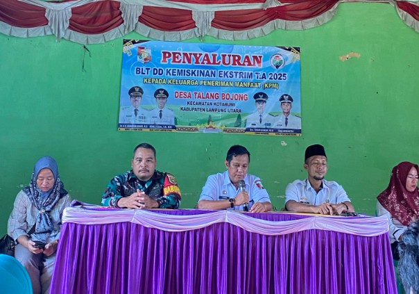 Pemerintah Talang Bojong Menyalurkan BLT DD ke KPM di kantor Desa Talang Bojong.Rabu,19 Maret 2025,. (Foto: Harian Daerah/Hendri)