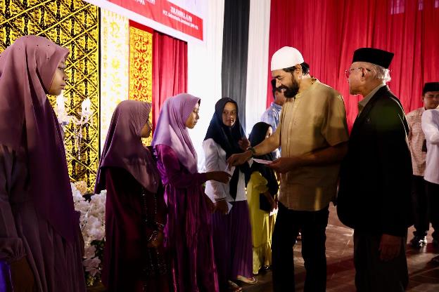 Gubernur Aceh H. Muzakir Manaf menyampaikan sambutan sekaligus menyantuni anak yatim dan disabiitas pada acara buka puasa dan doa bersama untuk Alm. Tgk. H. Kamaruddin Bin Abubakar, di Bale Meuseuraya Aceh, Banda Aceh, Rabu, 26/3/2025