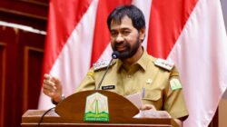 Gubernur Aceh Luncurkan Instruksi Shalat Berjamaah dan Gerakan Aceh Berwakaf 4 Gubernur Aceh, H. Muzakir Manaf membuka rapat dengan Forkopimda serta Bupati/Walikota se Aceh, dilanjutkan paparan Wakil Gubernur Aceh, Fadhlullah, S.E., terkait Intruksi Gubernur Tentang Pelaksanaan Shalat Fardhu Berjamaah bagi Aparatur Negara dan Masyarakat serta Pelaksanaan Mengaji pada Satuan Pendidikan di Aceh, di Anjong Mon Mata Meuligoe Gubernur Aceh, Senin, 17//3/2025. (Foto: Harian Daerah/Kirfan/HO/Humprokopim Aceh)