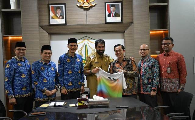Gubernur Aceh Mualem Terima Kunjungan Silaturahmi Kepala OJK Aceh 1 Gubernur Aceh, Muzakir Manaf didampingi Plt. Sekda Aceh, M. Nasir, Asisten II Sekda Aceh, Zulkifli dan Kepala Biro Ekonomi Setda Aceh , Zaini menerima Silaturahmi Kepala Otaritas Jasa Keuangan (OJK) Perwakilan Aceh, Daddi Peryoga beserta jajaran di Meuligoe Gubernur Aceh, Banda Aceh, 17/03/2025. (Foto: Harian Daerah/Kirfan/HO/Humas Prokopim Aceh)