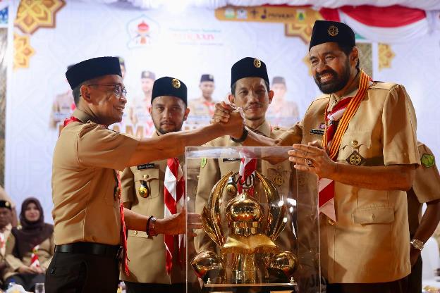 Gubernur Aceh, H. Muzakir Manaf, memberi sambutan sekaligus meyerahkan piala bergilir pada penutupan Musabaqah Tunas Ramadan XXIV Tahun 2025, di Lapangan Pendidikan Aceh Barat, Sabtu 15/3/2025