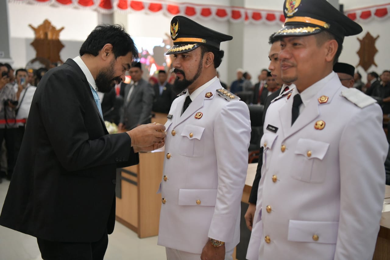 Gubernur Muzakir Manaf Minta Bupati Aceh Timur Tertibkan Perusahaan Sawit 1 Gubernur Aceh Muzakir Manaf, mengambil Sumpah Jabatan dan Melantik Iskandar Usman Alfarlaky Sebagai Bupati dan T. Zainal Abidin sebagai Wakil Bupati Aceh Timur periode 2025-2030 pada Rapat Paripurna DPRK Aceh Timur, di Kantor DPRK Aceh Timur, Rabu, 19/03/2025.