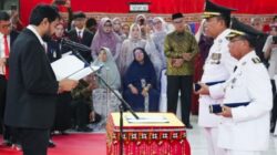 Pengambilan sumpah jabatan, pelantikan dan serah terima jabatan Bupati dan Wakil Bupati Simeulue masa jabatan 2025-2030 dilaksanakan dalam Rapat Paripurna Dewan Perwakilan Rakyat Kabupaten (DPRK) Simeulue, di Gedung DPRK Simeulue, Sabtu (08/03/2025). Foto (ist)