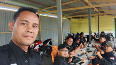 Ketua Sekber Wartawan Simeulue, Alis Anizar bersama wartawan lokal simeulue. Foto (ist)
