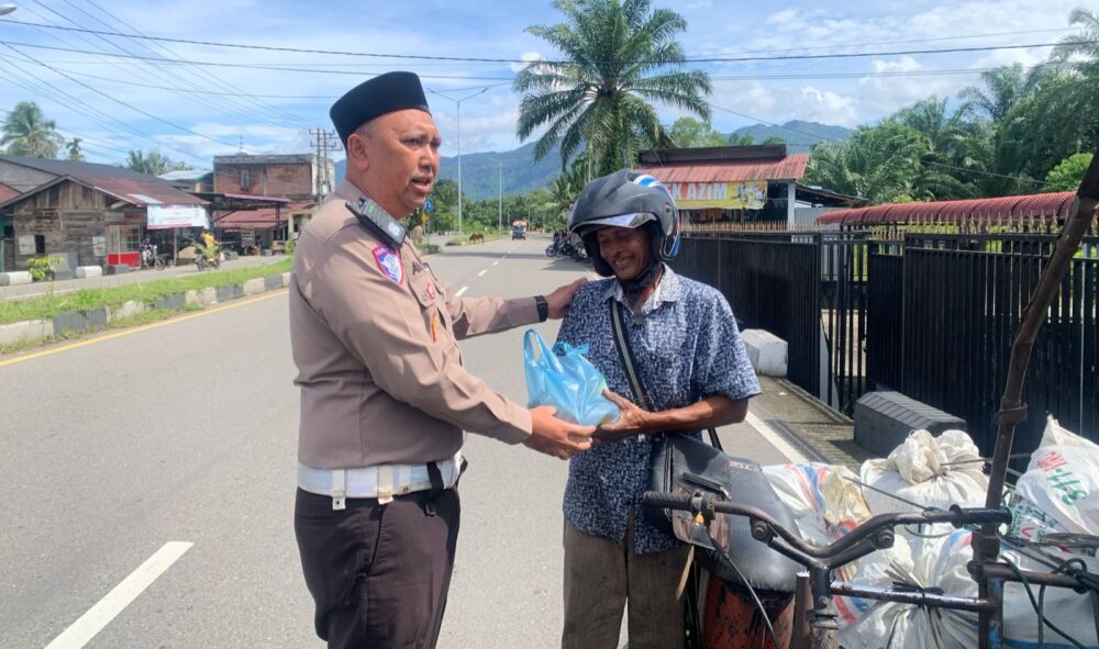 Jum'at Berkah, Satlantas Abdya Bagikan Takjil dan Edukasi Keselamatan Lalu Lintas 1 IMG 20250307 143837 e1741333335413