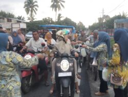 Ratusan Paket Takjil Dibagikan Gratis oleh Keluarga Besar Istri Pegawai Bulog Blangpidie