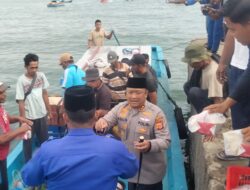 Satpolairud Polres Aceh Barat Daya Bagikan Ratusan Takjil kepada Nelayan