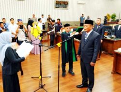 Melvita Sari Lantik Ridwan Malem Sebagai PAW Anggota DPRK Langsa