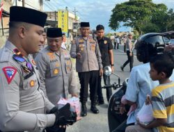 Kapolres Abdya dan Satlantas Bagikan Takjil, Edukasi Keselamatan Berlalu Lintas di Bulan Ramadan