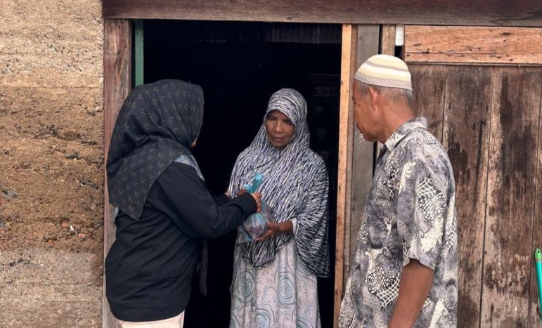 Keuchik dan Aparatur Gampong Lam Kuta Salurkan Paket Daging Gratis untuk Fakir Miskin dan Anak Yatim Jelang Lebaran 1 IMG 20250328 201024