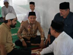 Kunker ke Pidie, Wagub Fadhlullah Tinjau Jalan Gampong dan Serahkan Sajadah ke Masjid