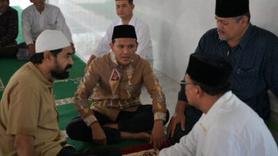 Gubernur Aceh, Muzakir Manaf bersama Wagub Aceh, Fadhlullah dan Kepala SKPA silaturahmi dengan Masyarakat Teupin Raya sekaligus mendoakan Kepada Almarhum Kamaruddin Bin Abu Bakar di Masjid Baitul Istiqamah Teupin Raya, Pidie, Rabu, 26/03/2025.