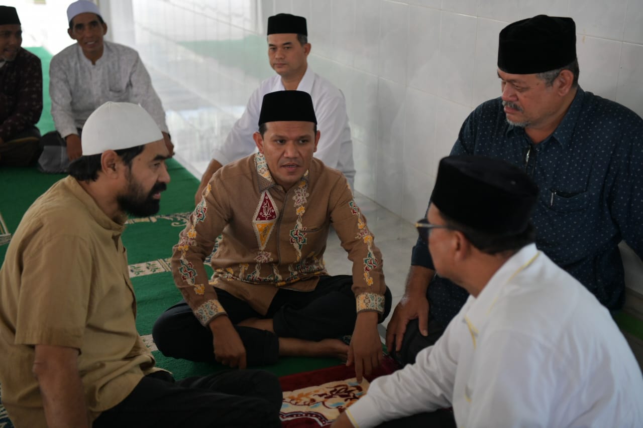 Gubernur Aceh, Muzakir Manaf bersama Wagub Aceh, Fadhlullah dan Kepala SKPA silaturahmi dengan Masyarakat Teupin Raya sekaligus mendoakan Kepada Almarhum Kamaruddin Bin Abu Bakar di Masjid Baitul Istiqamah Teupin Raya, Pidie, Rabu, 26/03/2025.