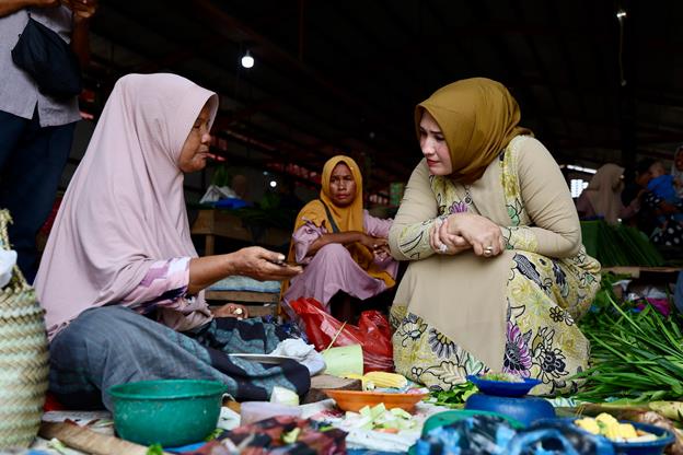 Ketua Tim Penggerak PKK Aceh, Ny. Marlina Muzakir, melakukan peninjauan harga kebutuhan bahan pokok sekaligus berbelanja jelang Idul Fitri, di Pasar Almahirah Lamdingin, Banda Aceh, Kamis 27 Maret 2025.