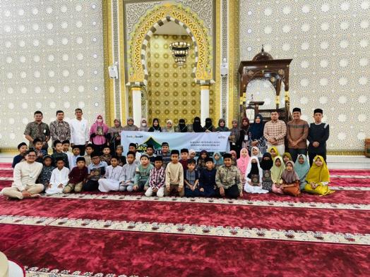 • Bank Aceh mendistribusikan puluhan mushaf Al-Qur'an ke berbagai masjid, pesantren, dan lembaga pendidikan Islam di seluruh Aceh. dalam program Melalui Program Cahaya Ramadan Bersama Bank Aceh Tahun 2025