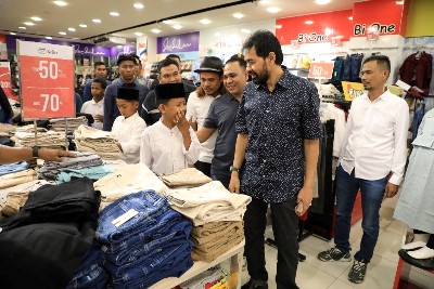 Mualem Boyong 120 Anak Yatim Belanja Baju Lebaran di Suzuya Lhokseumawe 1 Gubernur Aceh, Muzakir Manaf atau Mualem mendampingi ratusan anak yatim berbelanja pakaian lebaran, di salah satu pusat perbelanjaan di Kota Lhokseumawe, Selasa (11/03/2025). (Foto: Humas Prov Aceh)