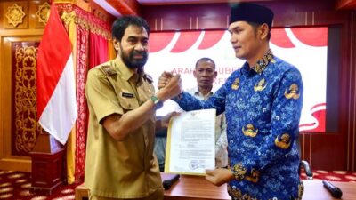 Gubernur Aceh, H. Muzakir Manaf atau yag akrab disapa Mualem, menyerahkan SK Plt Sekda Aceh kepada Kadispora Aceh, M Nasir, di Meuligoe Gubernur Aceh, Senin, 17//3/2025
