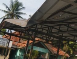 Mengerikan ! Kanopi Parkiran di Kecamatan Sukadiri Ancam Keselamatan Nyawa