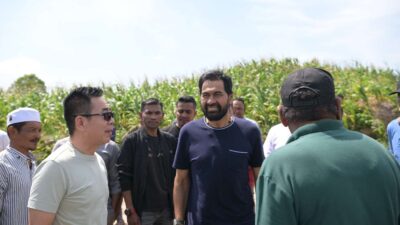 Gubernur Aceh, Muzakir Manaf atau akrab disapa Mualem, bersama investor asal Jakarta meninjau lahan tempat pembangunan pabrik rokok Aceh Utara, pada Senin, (10/3/2025).