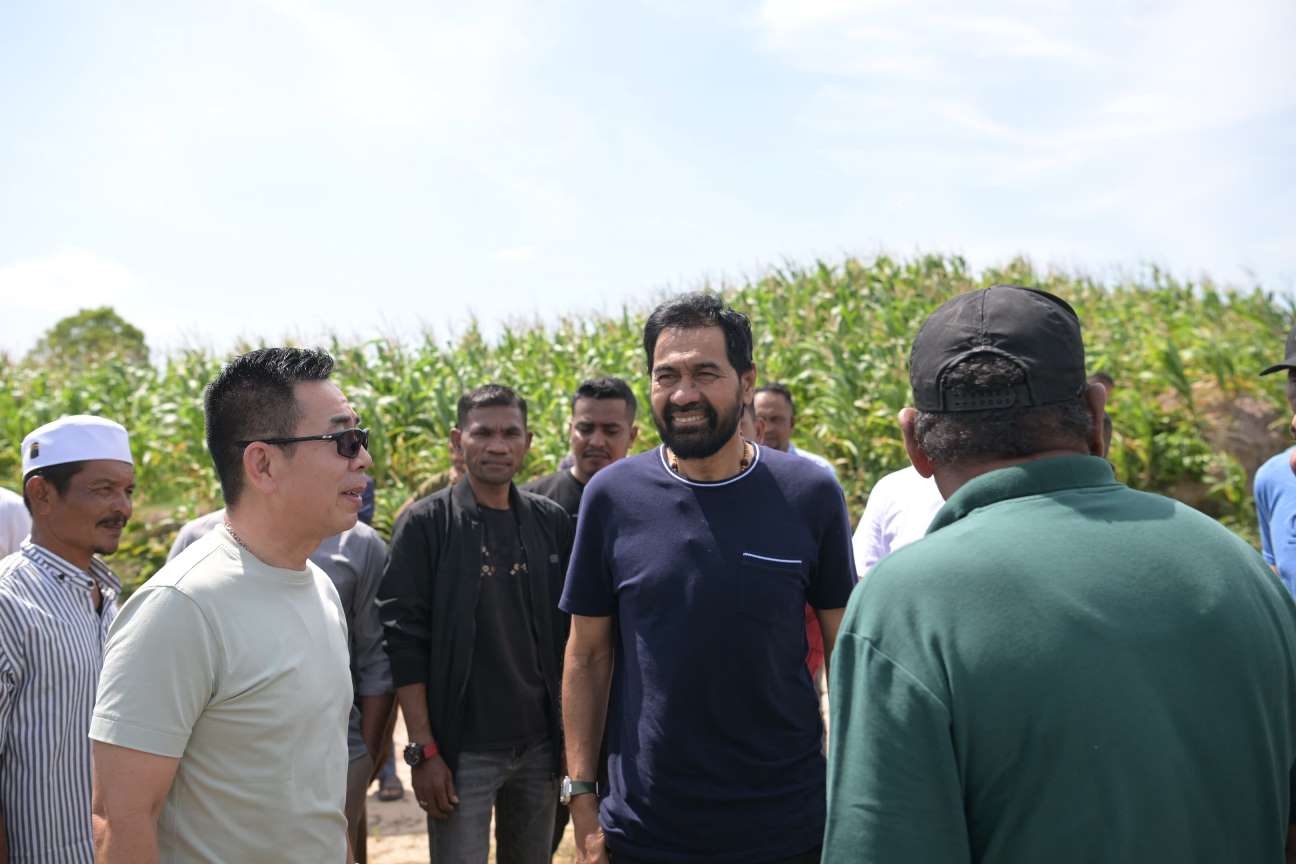 Gubernur Aceh, Muzakir Manaf atau akrab disapa Mualem, bersama investor asal Jakarta meninjau lahan tempat pembangunan pabrik rokok Aceh Utara, pada Senin, (10/3/2025).
