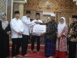 Wabup Leli Arni Sambut TSR Sumbar dan Serahkan Bantuan untuk Masjid Al Furqon Muhammadiyah
