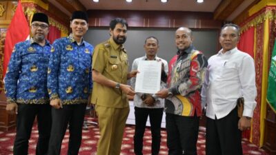 Fadhil Ilyas Ditunjuk Kembali Sebagai Plt Direktur Utama Bank Aceh Dalam RUPSLB. Penyerahan SK langsung diserahkan Gubernur Aceh,. Muzakir Manaf atau Mualem. (Foto: Dok..Humas Banl Aceh)