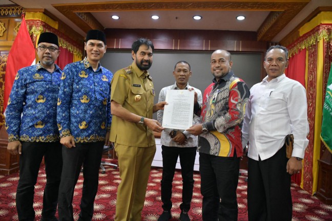 Fadhil Ilyas Ditunjuk Kembali Sebagai Plt Direktur Utama Bank Aceh Dalam RUPSLB. Penyerahan SK langsung diserahkan Gubernur Aceh,. Muzakir Manaf atau Mualem. (Foto: Dok..Humas Banl Aceh)