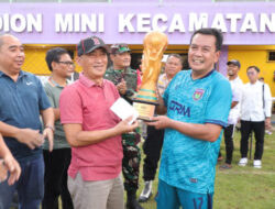 Bupati Tangerang Secara Resmi Menyerahkan Piala Kepada Juara Liga Ramadan Antardesa se-Kecamatan Panongan