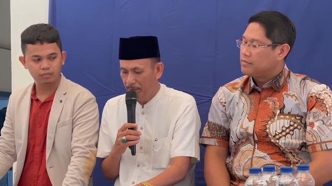 Kades Kohod Arsin (tengah) buka suara soal denda Rp48 miliar dari KKP terkait kasus pagar laut. (ANTARA Foto/Azmi)