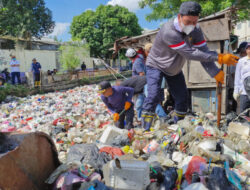 Bersama Warga Setempat, Bupati Tangerang Maesyal Bersihkan dan Angkut Sampah di Sungai