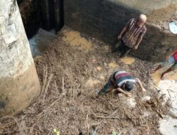 Penjaga dan Hob Keujruen Bersihkan Pintu Irigasi, Aliran Air ke Lahan Pertanian Kembali Lancar