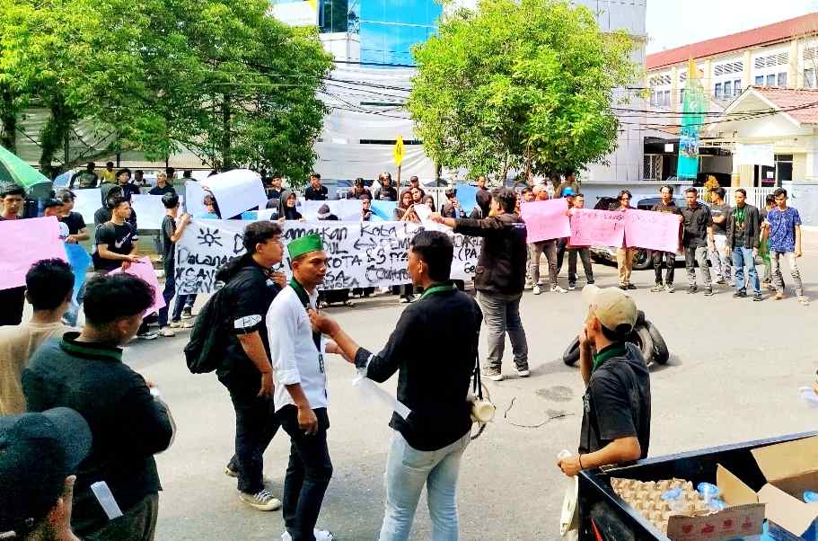 HMI Langsa Demonstrasi, Desak Syaridin Angkat Kaki dari Langsa dan Kecam Fraksi DPRK Langsa 2 IMG 20250424 163134