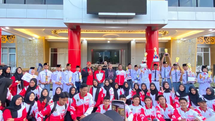 Purna Paskibraka Indonesia (PPI) Pengurus Kabupaten Dharmasraya sukses menggelar Lomba Paskibraka antar sekolah se-Kabupaten Dharmasraya, di halaman kantor bupati setempat, Sabtu (8/02/2025).