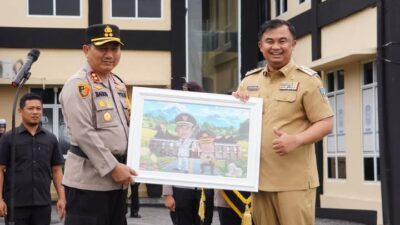 Bupati Dharmasraya, Sutan Riska Tuanku Kerajaan, berpamitan kepada seluruh jajaran Polres Dharmasraya dalam Apel Gelar Pasukan Operasi Keselamatan Singgalang 2025, yang digelar di Mapolres setempat, Gunung Medan, Senin (10/02/2025)