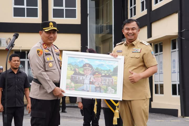 Bupati Dharmasraya, Sutan Riska Tuanku Kerajaan, berpamitan kepada seluruh jajaran Polres Dharmasraya dalam Apel Gelar Pasukan Operasi Keselamatan Singgalang 2025, yang digelar di Mapolres setempat, Gunung Medan, Senin (10/02/2025)