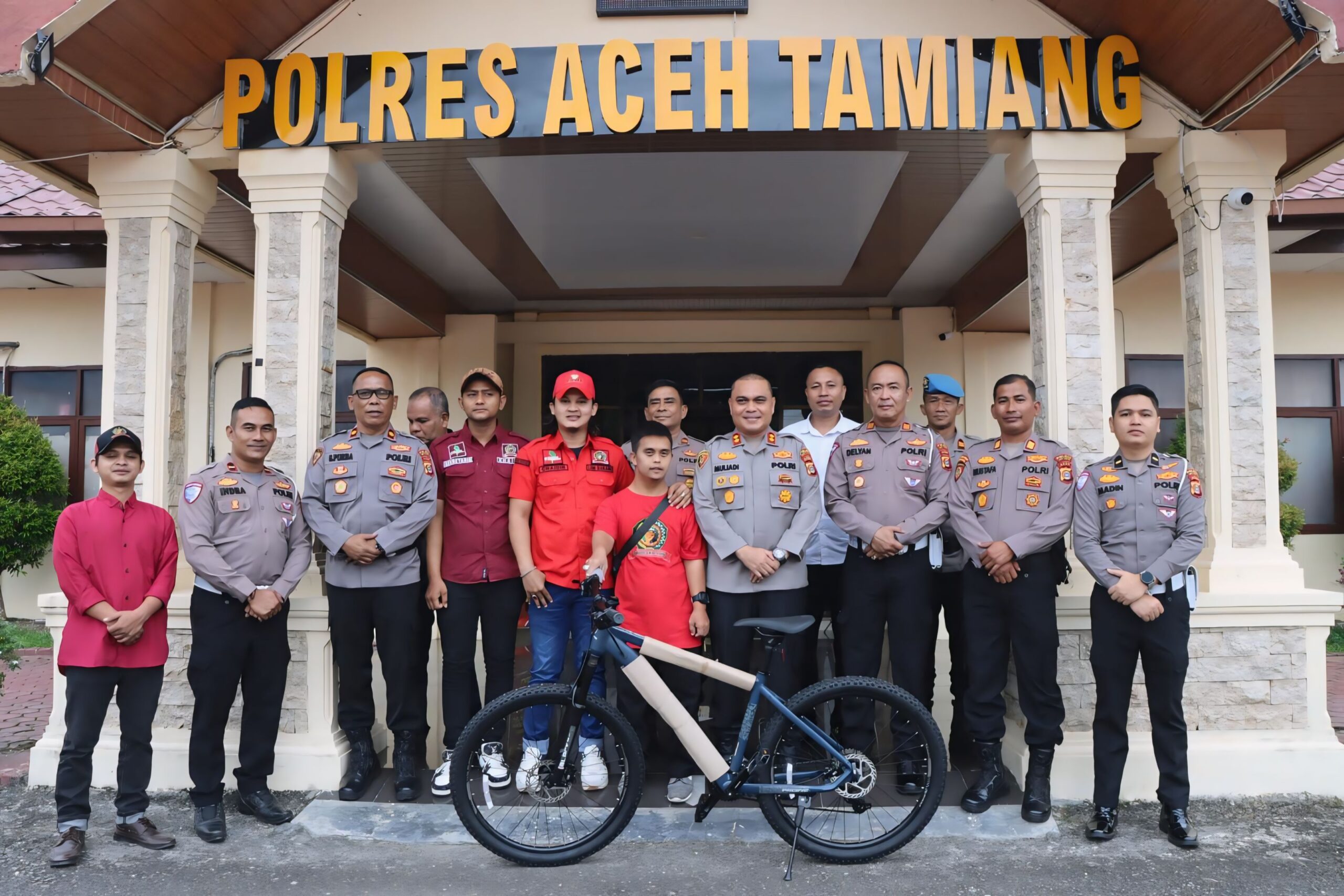 Tersentuh Hati, Kapolres Aceh Tamiang Kembalikan Senyum Amin dengan Sepeda Baru 1 WhatsApp Image 2025 04 17 at 11.00.16 scaled