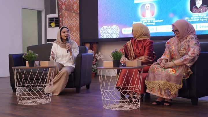 Bupati Dharmasraya Annisa Suci Ramadhani tampil sebagai pembicara utama dalam talkshow bertema "Perempuan Minang Bicara: Menebar Inspirasi bagi Generasi Muda" yang digelar oleh DPP GEBU Minang di Youth Center Padang, Sabtu (19/04/2025).