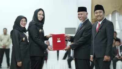 Bupati Dharmasraya Annisa Suci Ramadhani bersama Gubernur Sumbar. (Foto: Harian Daerah/HO/Kominfo Dharmasraya)