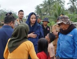 Bupati Dharmasraya Annisa Suci Ramadhani Tinjau Korban Banjir Abai Siat