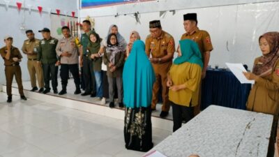 Penyaluran Bantuan Langsung Tunai (BLT) yang bersumber dari Dana Desa (DD) tahun anggaran 2025 oleh Pemerintah Desa (Pemdes) Pekon Sumber Alam kepada 25 keluarga penerima manfaat (KPM), Senin (14/4/2025). (Foto: Harian Daerah/Hendri Yadi)
