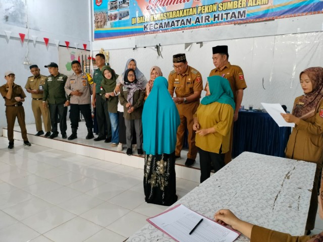 Pemdes Pekon Sumber Alam Salurkan BLT DD TA 2025 1 Penyaluran Bantuan Langsung Tunai (BLT) yang bersumber dari Dana Desa (DD) tahun anggaran 2025 oleh Pemerintah Desa (Pemdes) Pekon Sumber Alam kepada 25 keluarga penerima manfaat (KPM), Senin (14/4/2025). (Foto: Harian Daerah/Hendri Yadi)