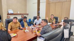 Kepala Diskominsa Aceh, Marwan Nusuf, sedang koordinasi terkait persiapan launchin Satu Data Aceh. (Foto: Diskominsa Aceh)