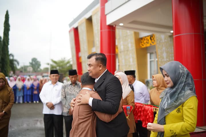 suasana haru dan rinai tandai pamit70