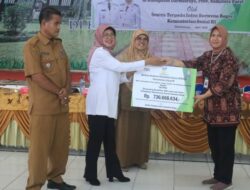 Wabup Dharmasraya Serahkan Bantuan ATENSI bagi Disabilitas, Lansia dan Anak Terlantar