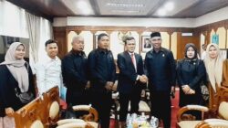 Anggota DPRK Simeulue Temui Wagub Aceh Sampaikan Dugaan Pelanggaran PT Raja Marga 3 Sejumlah Anggota DPRK Simeulue Temui Wagub Aceh Sampaikan Dugaan Pelanggaran PT Raja Marga, di Banda Aceh. Jum'at (02/05/2025). Foto : Ist