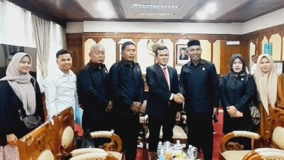 Sejumlah Anggota DPRK Simeulue Temui Wagub Aceh Sampaikan Dugaan Pelanggaran PT Raja Marga, di Banda Aceh. Jum'at (02/05/2025). Foto : Ist