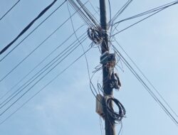 Bagai Sarang Laba-laba, Kabel Wi-Fi Menjalar di Tiang PLN: Ancaman Senyap dari Pekon ke Pekon